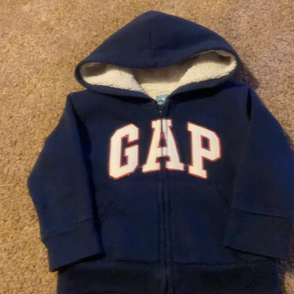 2t Gap hooded sweatshirt with Gap logo, fleece lined but no fleece on sleeve